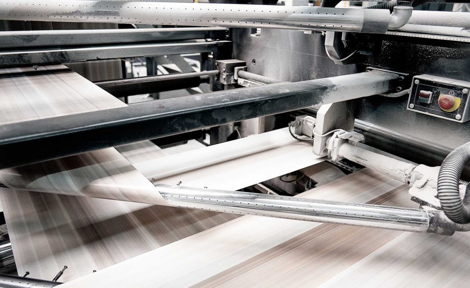 speed-of-offset-print-press-at-work-PUBW2WM.jpg speed-of-offset-print-press-at-work-PUBW2WM.jpg